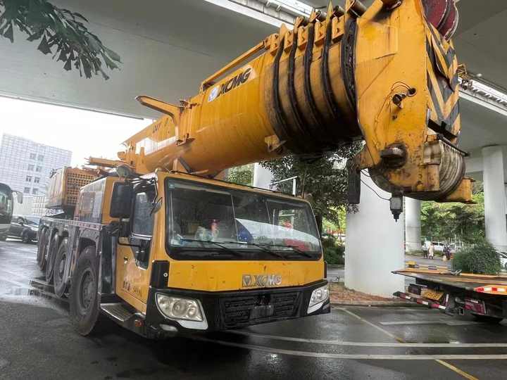  Camion grue 180 tonnes main de levage XCMG QAY180 pour vente chaude