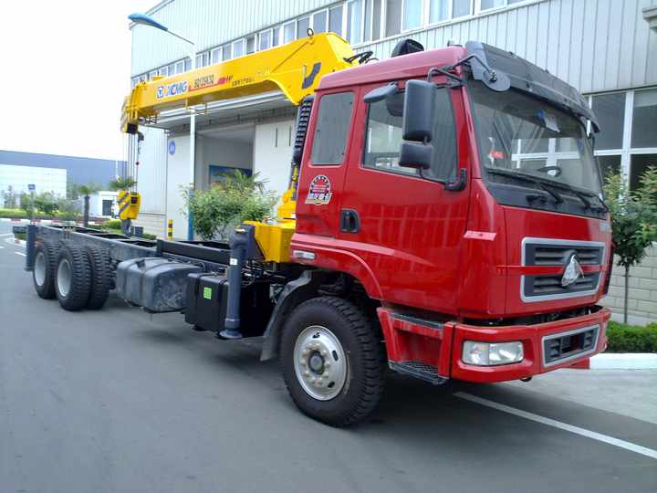 Grue officielle montée sur camion XCMG de 6,3 tonnes avec bras pliable